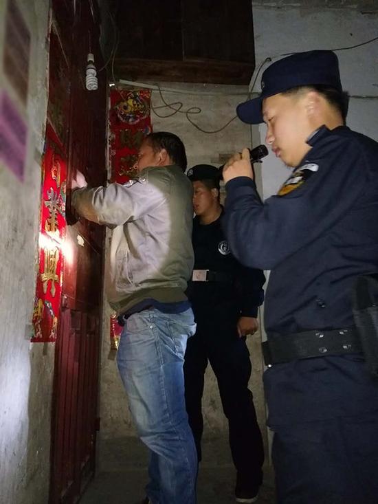 安龙李文锁城开锁公司粗心妈妈误将幼女锁家中 