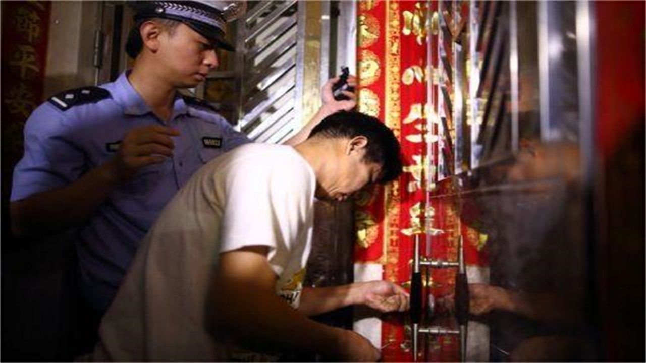 安龙李文锁城开锁公司请开锁师傅开了锁后，师傅